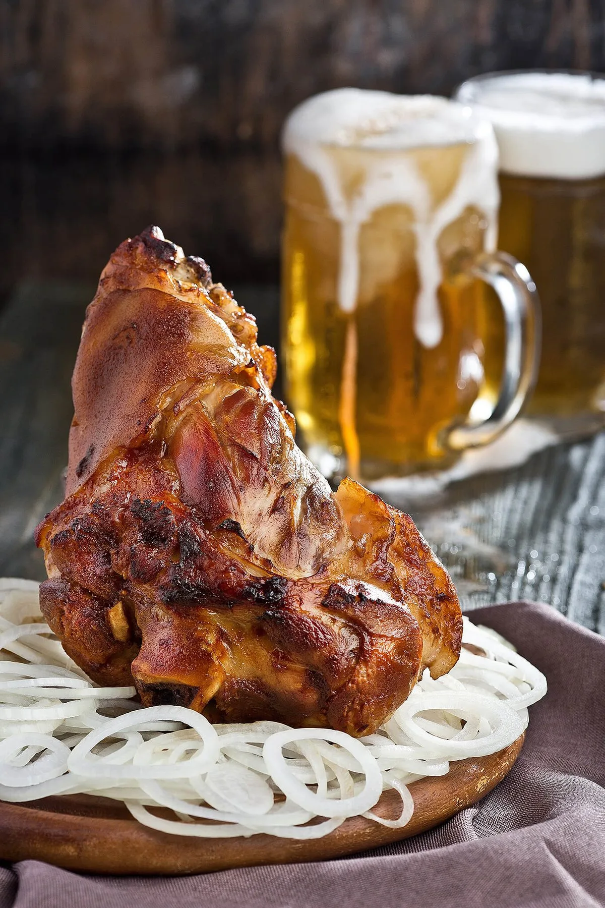 Roast pork knuckle with onions and beer